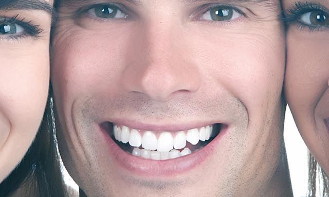 Clínica Dental Dr. César Gallego Vicente persona sonriendo