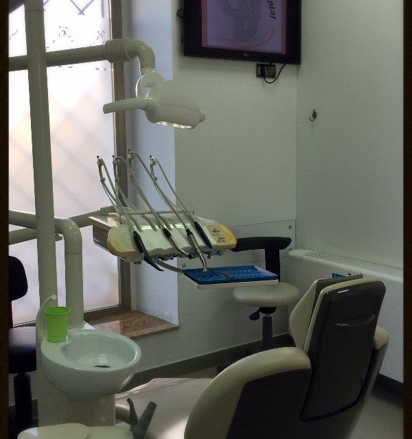 Clínica Dental Dr. César Gallego Vicente silla odontológica