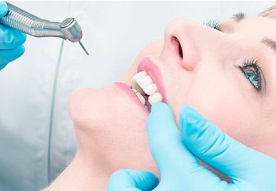 Clínica Dental Dr. César Gallego Vicente mujer en revisión odontológica